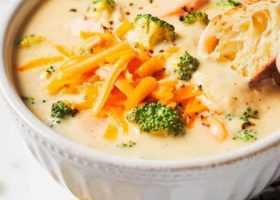 طريقة عمل شوربة البروكلي بالجبن الشيدر