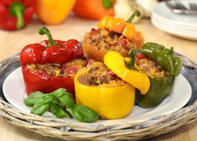 طريقة عمل الفلفل الرومي الملون المحشي