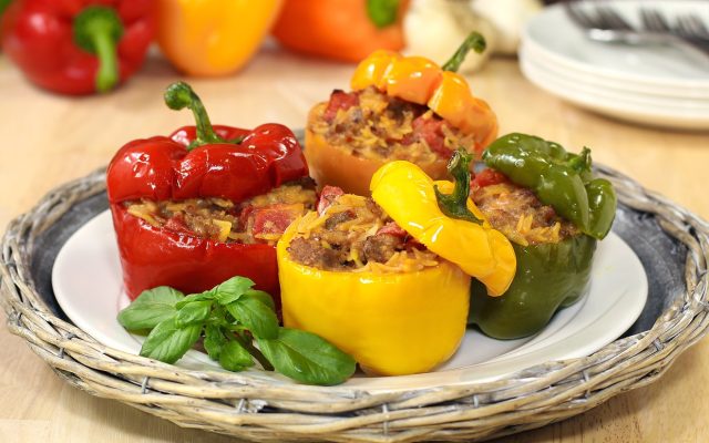 طريقة عمل الفلفل الرومي الملون المحشي