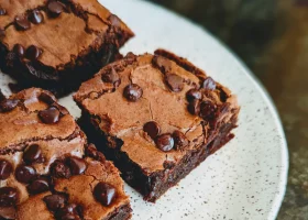 طريقة عمل براونيز الكاكاو مع قطع البطاطا الحلوة المحمصة