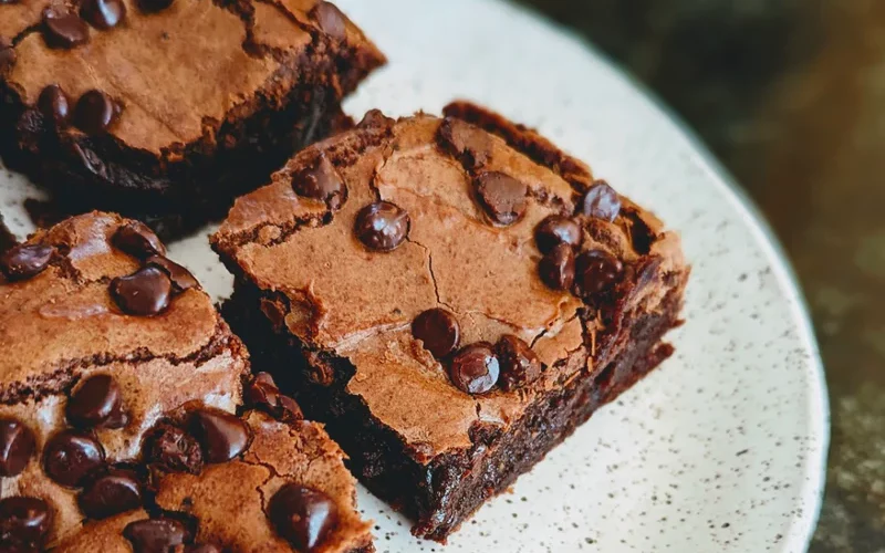 طريقة عمل براونيز الكاكاو مع قطع البطاطا الحلوة المحمصة