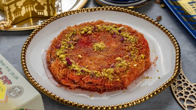 طريقة عمل كنافة خريفية بالتمر وصوص القهوه