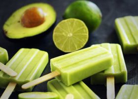 طريقة عمل ايس بوبس الأفوكادو بالعسل والليمون الاخضر