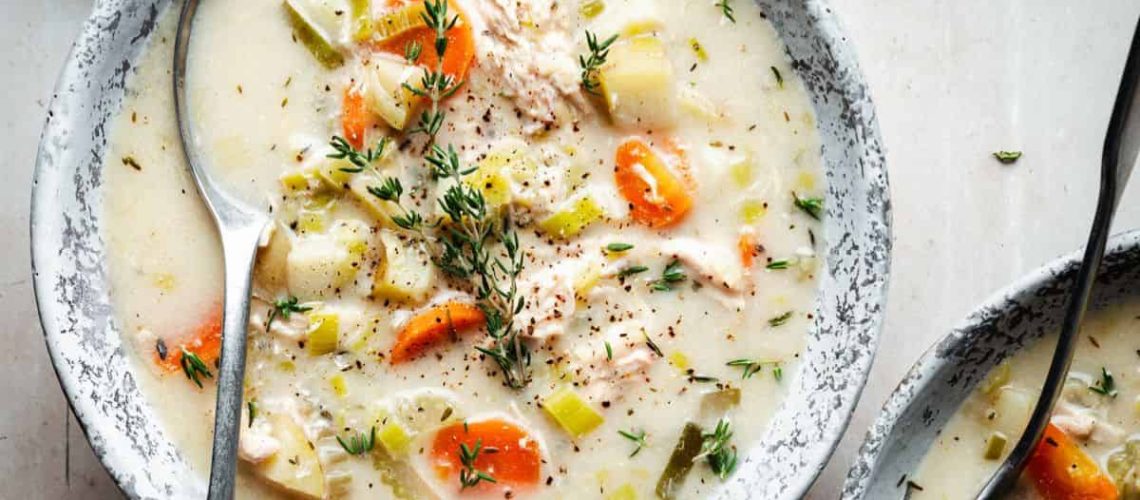 طريقة عمل شوربة الدجاج والبطاطا بالكريمة