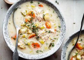 طريقة عمل شوربة الدجاج والبطاطا بالكريمة