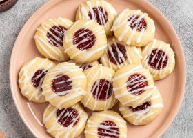 طريقة عمل بسكويت بصمة التوت واللوز