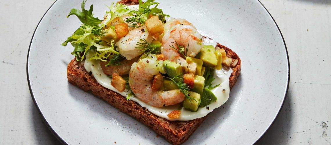 طريقة عمل ساندويتش خبز الشوفان بالجمبرى والافوكادو