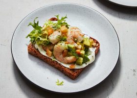 طريقة عمل ساندويتش خبز الشوفان بالجمبرى والافوكادو