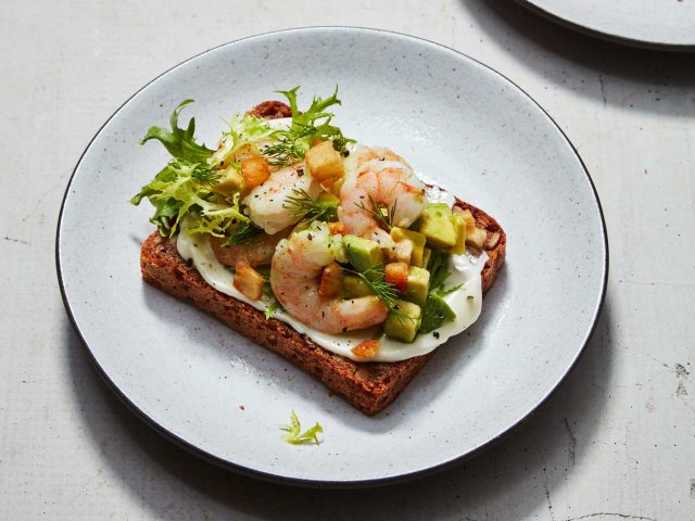 طريقة عمل ساندويتش خبز الشوفان بالجمبرى والافوكادو