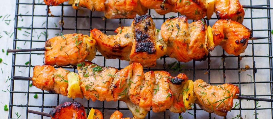 طريقة عمل كباب السلمون بالليمون الأخضر والريحان