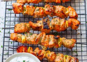 طريقة عمل كباب السلمون بالليمون الأخضر والريحان