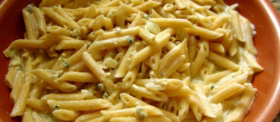 طريقة عمل مكرونة بصوص الكمثرى والجبنة الزرقاء