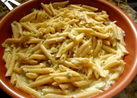 طريقة عمل مكرونة بصوص الكمثرى والجبنة الزرقاء