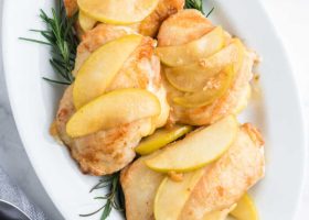 طريقة عمل دجاج محشي تفاح وقرفة