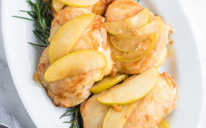 طريقة عمل دجاج محشي تفاح وقرفة