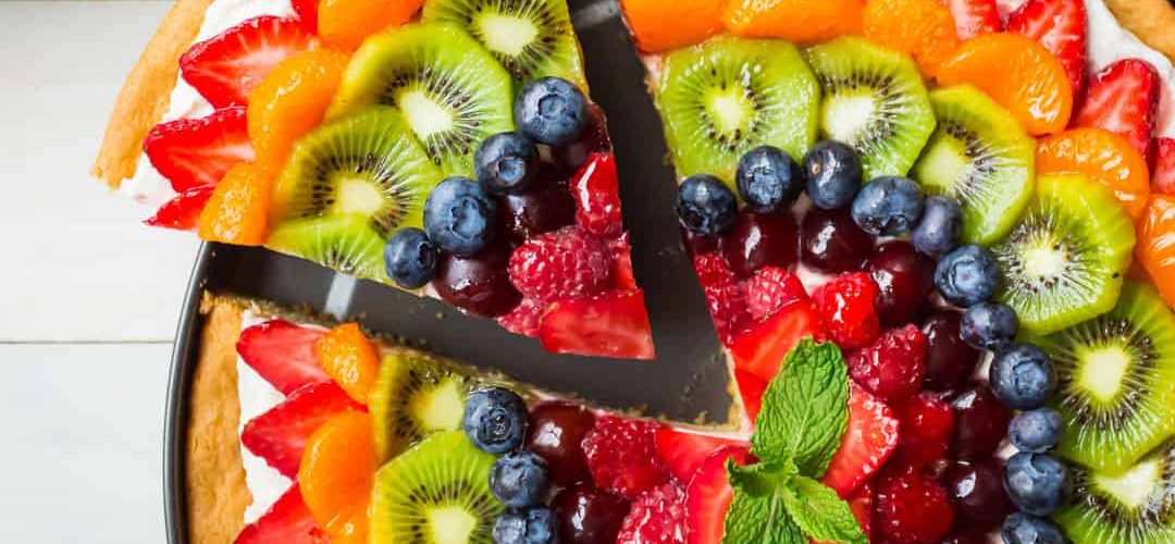 طريقة عمل بيتزا الفواكه الصيفية بصوص جوز الهند