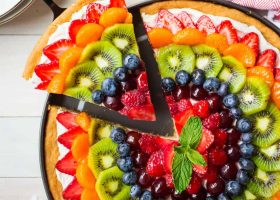 طريقة عمل بيتزا الفواكه الصيفية بصوص جوز الهند