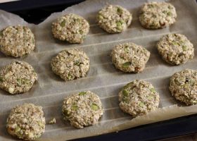 طريقة عمل بسكويت القرع العسلى بالهيل وجوز الهند