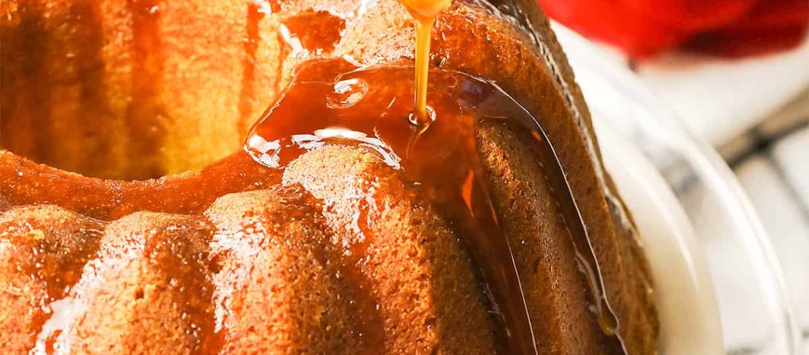 طريقة عمل كيك العسل الاسود بالزنجبيل وصوص الرمان