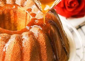 طريقة عمل كيك العسل الاسود بالزنجبيل وصوص الرمان