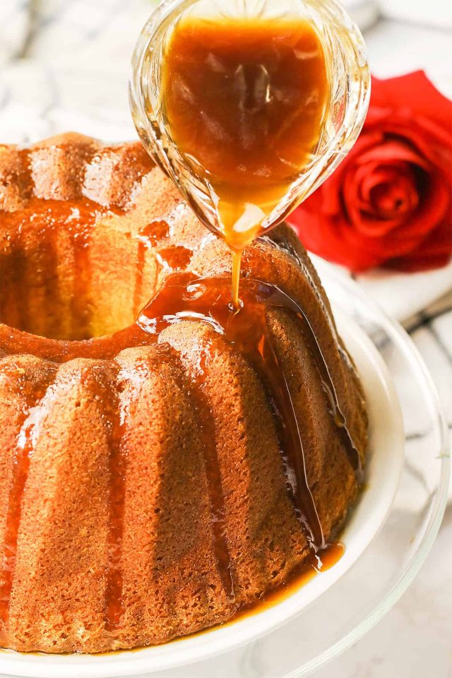 طريقة عمل كيك العسل الاسود بالزنجبيل وصوص الرمان