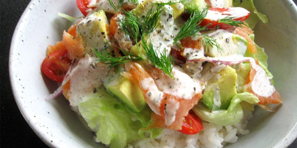 طريقة عمل أرز السوشي مع سلطة فواكه البحر الباردة