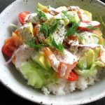 طريقة عمل أرز السوشي مع سلطة فواكه البحر الباردة