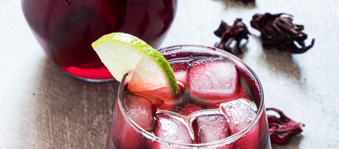 طريقة عمل شاى الكركدية بالأناناس