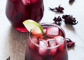 طريقة عمل شاى الكركدية بالأناناس