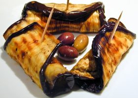 طريقة عمل رول الباذنجان المشوى بحشوة الجبن الكريمى والليمون