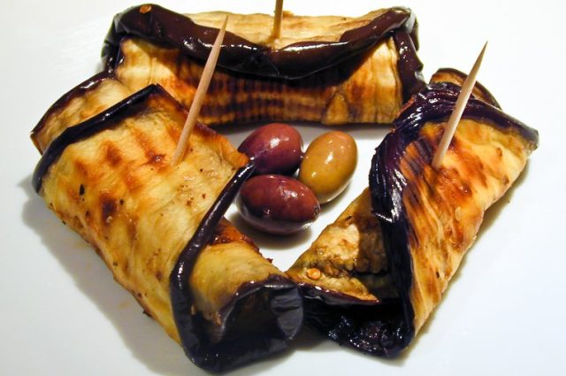 طريقة عمل رول الباذنجان المشوى بحشوة الجبن الكريمى والليمون