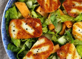 طريقة عمل سلطة الشمام بالهالومى المشوى