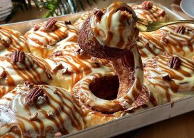 طريقة عمل رول القرفة محشى بالتفاح والزبيب وصوص البرتقال