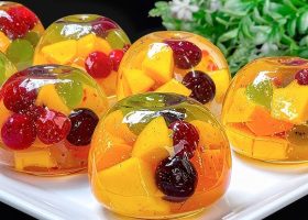 طريقة عمل اكواب الجيلاتين بالفواكه والزهور الطبيعية