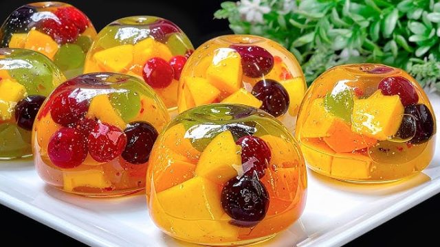 طريقة عمل اكواب الجيلاتين بالفواكه والزهور الطبيعية