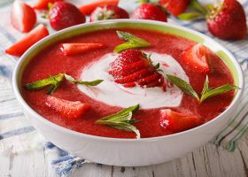 طريقة عمل شوربة الفراولة الباردة مع النعناع الطازج