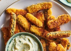 طريقة عمل اصابع الكوسة مع صوص الزبادى الحار