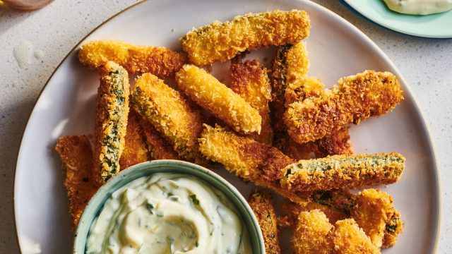 طريقة عمل اصابع الكوسة مع صوص الزبادى الحار