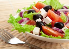 طريقة عمل سلطة يونانية كلاسيكية