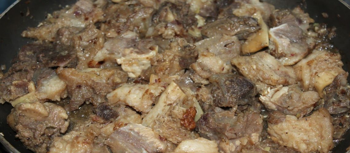 طريقة عمل اللحمة المحمرة بالثوم