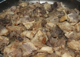 طريقة عمل اللحمة المحمرة بالثوم