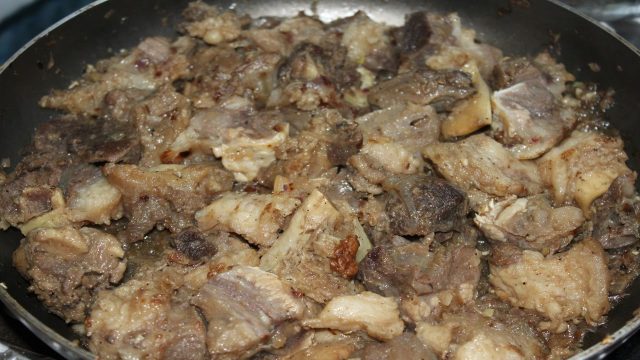 طريقة عمل اللحمة المحمرة بالثوم