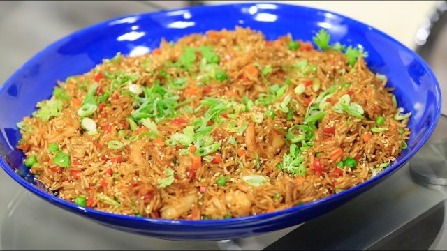 طريقة عمل أرز مقلي بالروبيان والبيض