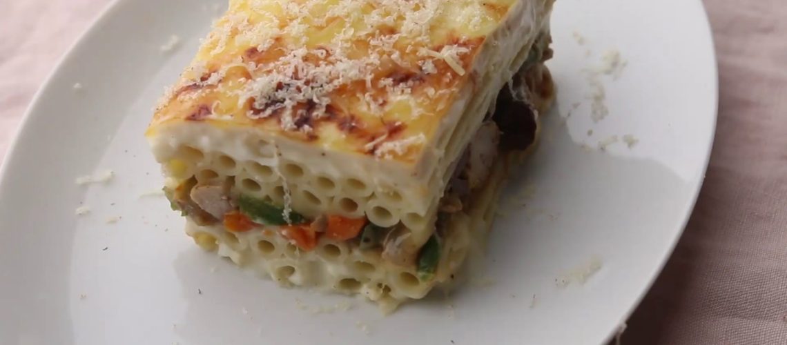 طريقة عمل مكرونة بالبشاميل بالدجاج والخضار