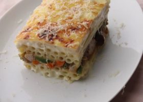 طريقة عمل مكرونة بالبشاميل بالدجاج والخضار