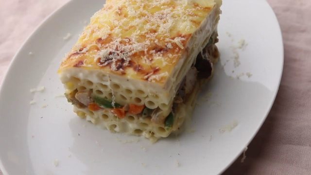 طريقة عمل مكرونة بالبشاميل بالدجاج والخضار