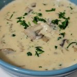 طريقة عمل شوربة الفطر بالثوم الكريمية