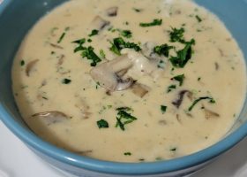 طريقة عمل شوربة الفطر بالثوم الكريمية
