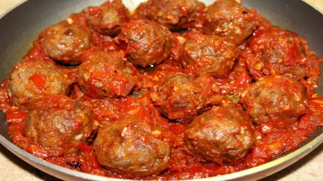 طريقة عمل كفتة لحم بصلصة الطماطم