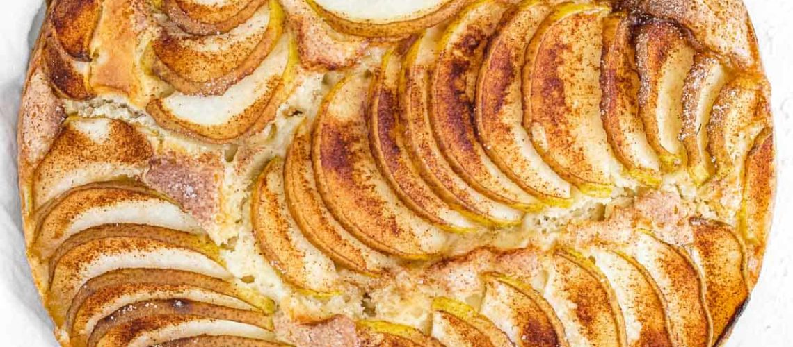 طريقة عمل كيك الكمثرى بالزعفران وصوص العسل